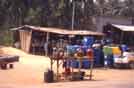 Benin, vendita in strada di benzina nigeriana di contrabbando