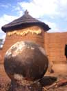 Burkina_Faso, anfora circolare e casa d'abitazione in adobe, in un villaggio 