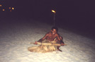 Isole Fiji, danza nottrna tradizionale, in spiaggia