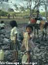 NICARAGUA bambini portatori d'acqua a Ometepe