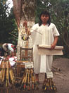 Messico, indio della Sierra Locandona, venditore di artigianato locale