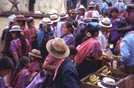 Guatemala, folla ad un mercato indigeno