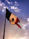 Messico, bandiera nazionale al vento, al tramonto