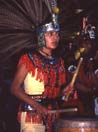 Messico, musicista ad una festa con danze azteche