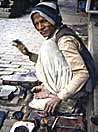 India, calzolaio a Benares, 1991