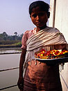 Bangladesh, 1992: venditrice di caramelle, sul fiume Brahmaputra