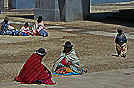 gente boliviana che si riscalda al sole
