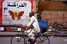 ciclista in strada a Luxor, Egitto