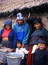 Famigliola indigena sulle rive del lago Titiaca, Sudamerica